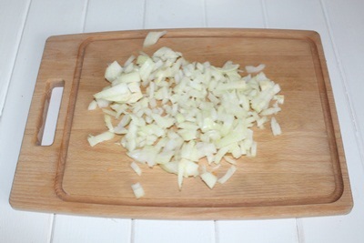 玉米和蘑菇沙拉 将洋葱切碎。 ?>