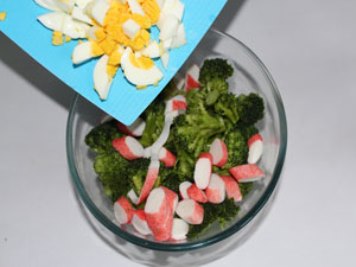 Sałatka z brokułów i paluszków krabowych Dodaj jajka do salaterki. Dopraw do smaku majonezem, solą i pieprzem. Podać schłodzone. ?>