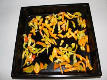 Mediteranska salata od patlidžana Stavite paprike na lim za pečenje. ?>