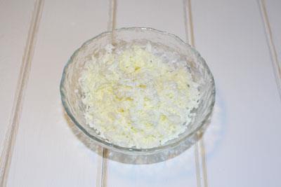 Myomosa salat Skill de hvite fra eggeplommene. Riv proteinene på et fint rivjern. ?>