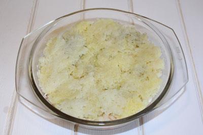 Myomosa salad Put potatoes on the onion, add a little salt and grease with mayonnaise. ?>