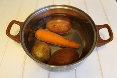 Myomosa-salade Kook aardappelen en wortelen gaar. Koel, schil. ?>