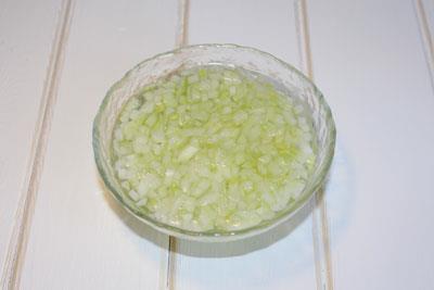 Myomosa salat Hæld kogende vand på løg, lad det stå i 10 minutter, og dræn derefter vandet (dette gøres, så løg ikke smager bittert. ?>