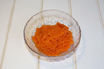 Myomosa-Salat Die Karotten auf einer feinen Reibe reiben. ?>