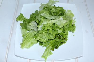 Cézár saláta csirkével Finoman aprítsa fel a salátát. ?>
