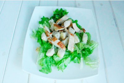 Caesar salad with chicken Lay out the fillet. ?>