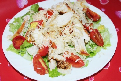 Σαλάτα του Καίσαρα με κοτόπουλο Τακτοποιήστε τις ντοματίνια και ρίξτε τη σάλτσα. ?>