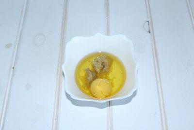 Cæsarsalat med kylling Tilsett eggeplomme. Rør godt med en gaffel eller blender. ?>