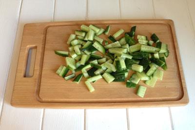 Chicken fillet and cucumber salad Cut the cucumbers into strips. ?>