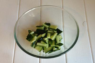 Hähnchenfilet und Gurkensalat Gurken in die Salatschüssel geben. ?>