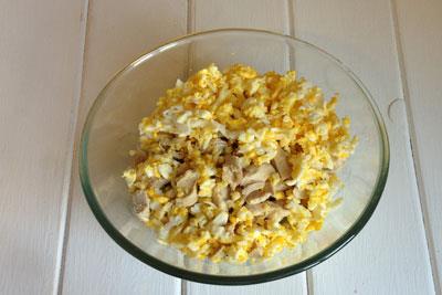 Filetto di pollo e insalata di cetrioli Aggiungi le uova. Salate l'insalata. ?>