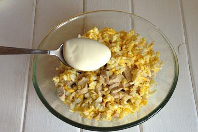 Kyllingefilet og agurksalat Sæson med mayonnaise, bland godt. ?>