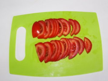 Caçarola de batata com abobrinha e tomate Corte os tomates em círculos ou semicírculos ?>