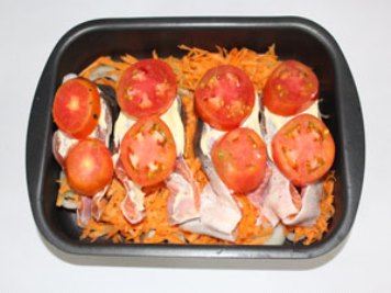 Red fish in the oven Salt, pepper, grease with mayonnaise, put tomatoes on the fish ?>