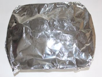 Red fish in the oven We wrap the baking sheet in foil. We send the fish to the oven for 40 minutes at a temperature of 185 degrees. ?>