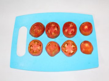 Červené ryby v troubě Umyjte rajčata nakrájená na kroužky ?>
