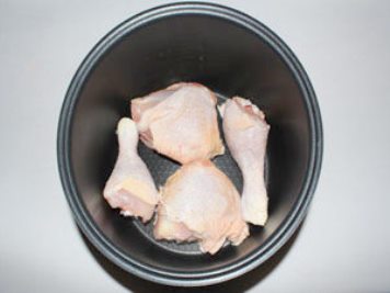Пиле в бавен котлон Измиваме пилето, добавяме малко масло към мултикукъра, слагаме го в чашата на мултикукъра. Сол и черен пипер. ?>