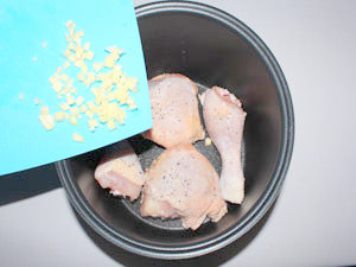 Pollo en olla de cocción lenta Agregue ajo al pollo. ?>