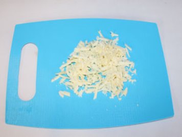 锅里的鸡心 将奶酪磨碎，放在中等粒度的刨丝器上。 ?>