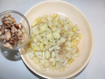 Kippenharten in een pot Bak de aardappelen in een pan in 7 minuten half gaar. Voeg de champignons toe aan de pan. ?>