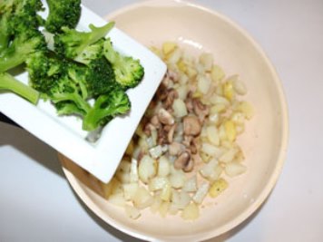 Coeurs de poulet dans une casserole Ajoutez le brocoli. ?>