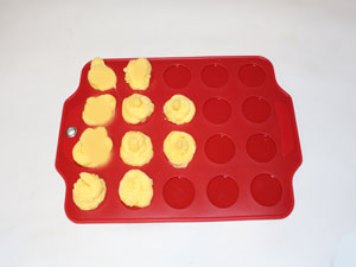 Ducal patates Patatesleri poşetten parşömen kağıdına sıkın. Patatesleri 180 derecede 15 dakika fırına gönderiyoruz. ?>