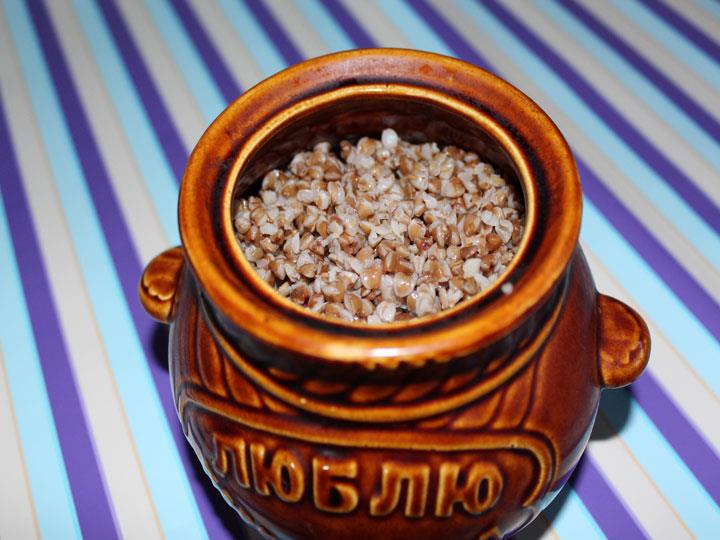 Buckwheat in a pot with chicken hearts