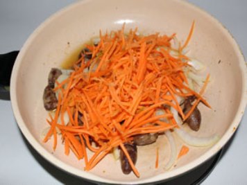 Гречка в горшочке с куриными сердечками Добавить морковь в сковороду ?>