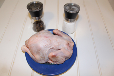 Kylling fyldt med boghvede Salt og peber kyllingen. Du kan tilføje krydderier, fedt med majones. ?>