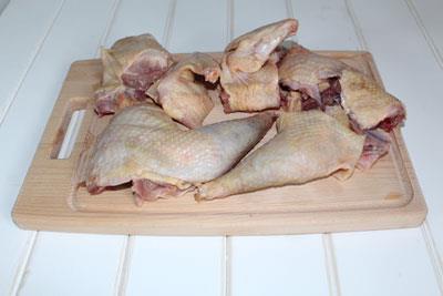 Hausgemachtes Huhn in einem langsamen Kocher Das Huhn in portionierte Stücke schneiden. ?>