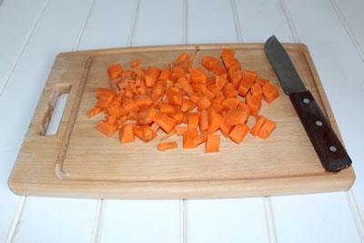 Poulet fait maison dans une mijoteuse Hachez finement les carottes. ?>