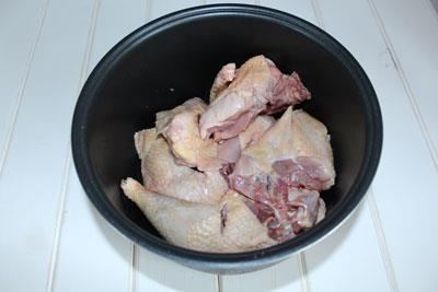 スロークッカーで自家製チキン 鶏肉をマルチクッカーボウルに入れます。 ?>