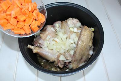 Pollo fatto in casa in una pentola a cottura lenta Aggiungi le carote. ?>