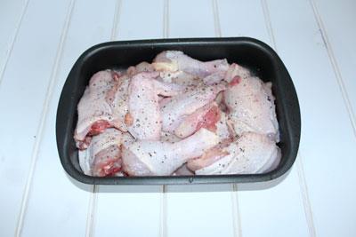 Пиле в бира Поставете пилето върху лист за печене, сол и черен пипер. ?>