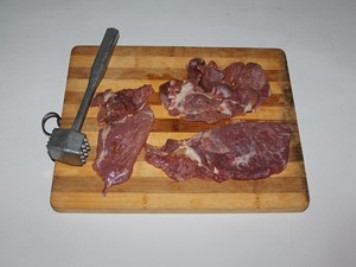 फ्रेंच फ्राइज़ मांस कुल्ला, टुकड़ों में काट लें और हरा दें। ?>