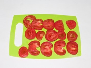 pommes frites Skær tomaterne i ringe. ?>