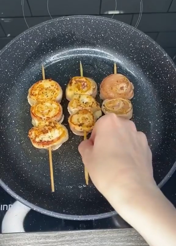 Chicken breast in bacon on skewers. Fry on the other side. ?>
