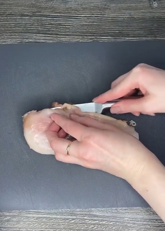 Petto di pollo in pancetta su spiedini. Il seno tagliato in 2 parti. ?>