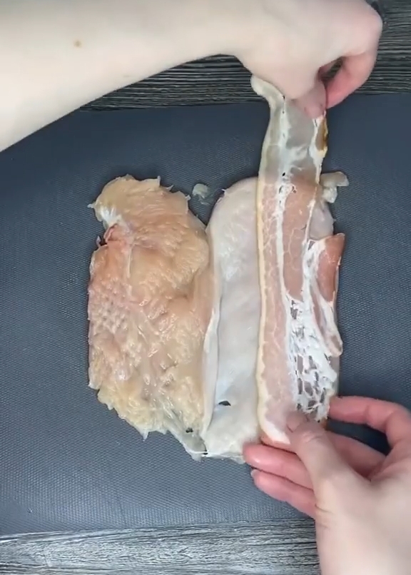 Kuřecí prsa v slanině na špejle. Dali jsme slaninu. ?>