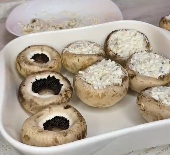 Грибы с чесноком в духовке Наполняем начинкой грибы. ?>