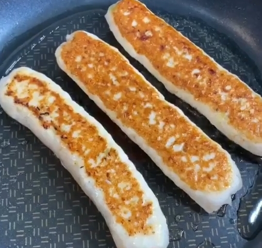 Homemade chicken sausages. Fry for 2-3 minutes on each side. ?>