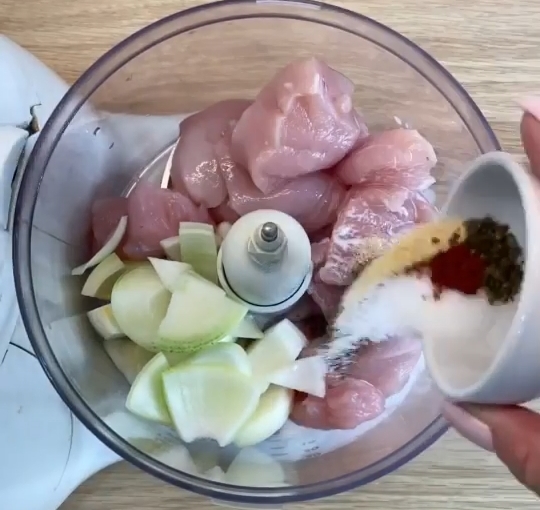 Hausgemachte Huhn Wurst. Fügen Sie Salz, Pfeffer, Gewürze hinzu. ?>