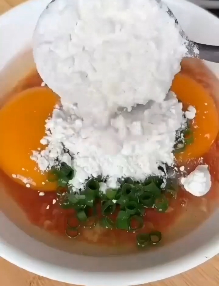 Huevos revueltos con tomates Agregue la harina. ?>