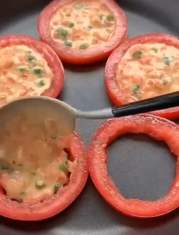 Бъркани яйца с домати Добавете пълнежа. ?>