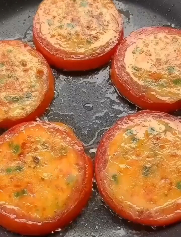 Røræg med tomater Steg i 1 minut på hver side. ?>