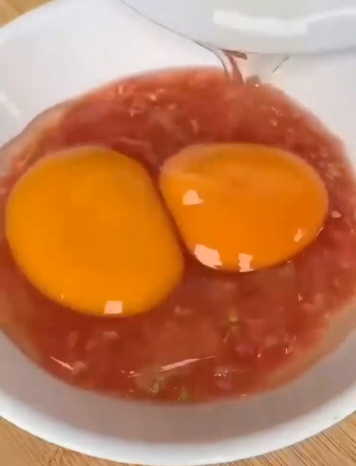 Бъркани яйца с домати Разбийте яйцата, добавете сърцевината на домата. ?>
