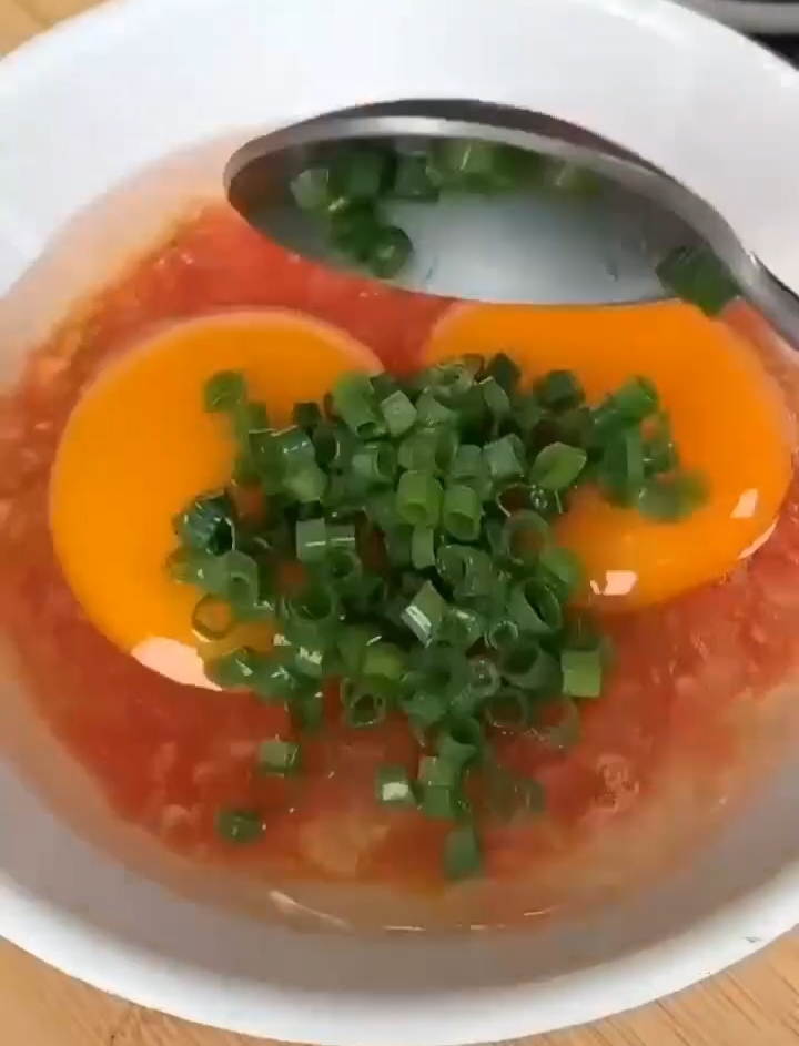 토마토와 계란을 스크램블 녹색을 추가하십시오. ?>