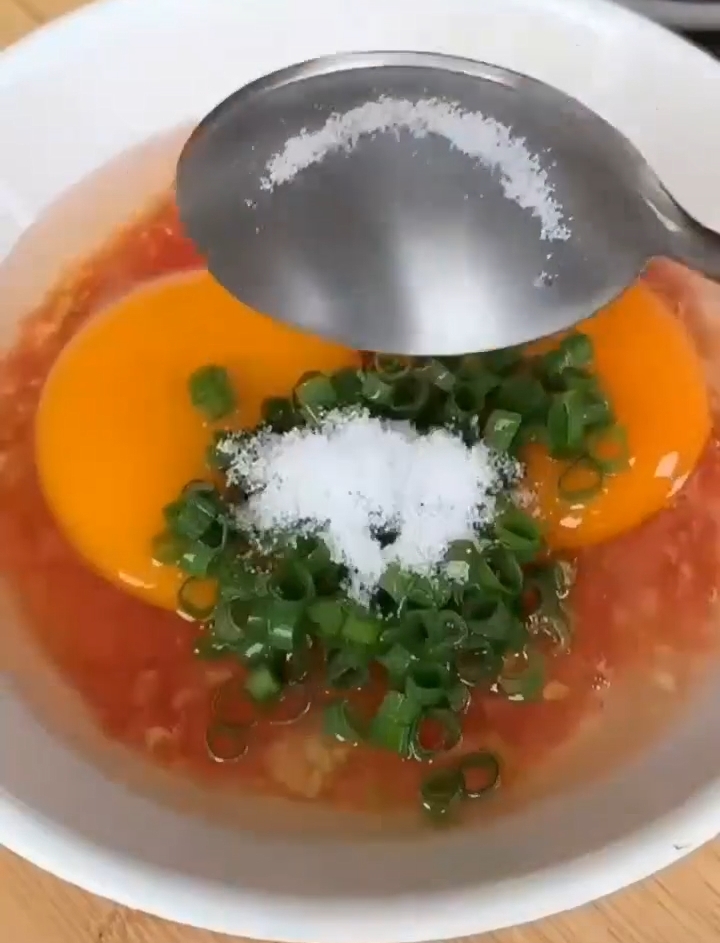 Miešané vajcia s paradajkami Pridajte soľ a korenie. ?>