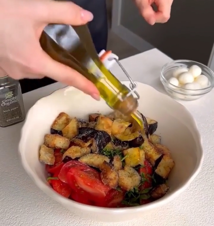 Salat med stegt aubergine Tilsæt olien. Bland det sammen. ?>