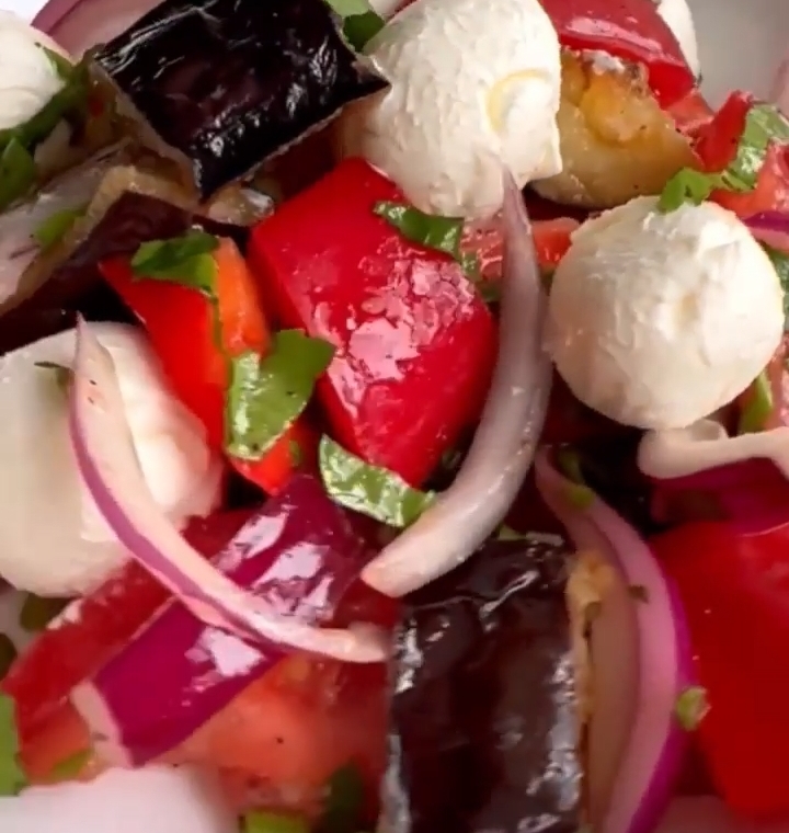 Salat med stekt aubergine Sett kremostballer på toppen. Bon Appetit! ?>